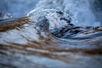 Gordijnen Waterconcept - rivierwater dat stroomt met licht dat op het oppervlak reflecteert © lightpoet
