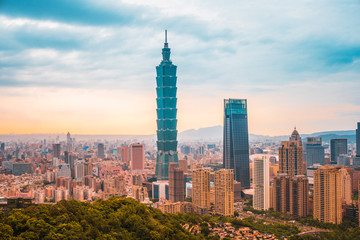 Obraz premium Skyline of Taipei cityscape Taipei 101 building of Taipei financial city ,Taiwan