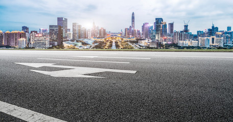 Obraz premium Road Asphalt Pavement and City Architecture Skyline