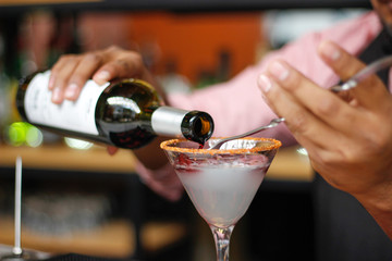 Bartender preparando sangría 