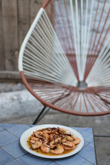 Camarones servidos en mesa azul 