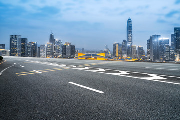Obraz premium Road Asphalt Pavement and City Architecture Skyline
