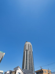 Obraz premium 住宅街のタワーマンション