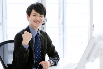 インカムをつけたビジネスマン