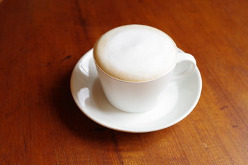 カップに注がれたカプチーノの泡