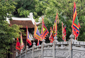 Drapeaux bordant le pont du temple Đền Thủy Trung Tiên à Hanoi au Vietnam
