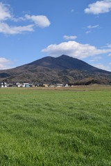 筑波山 ／ 日本百名山、日本百景、関東の富士見百景、日本の地質百選に選定されている、標高877mの筑波山です。男体山と女体山の２つの峰を持ち、古くから信仰の山として栄えてきました。