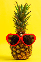 Ripe pineapple with sunglasses.  サングラスをかけた完熟のパイナップル