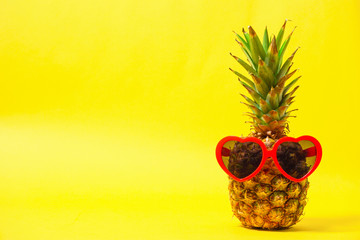 Ripe pineapple with sunglasses.  サングラスをかけた完熟のパイナップル