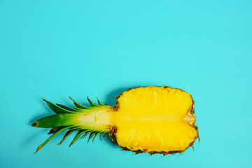 Ripe pineapple cut in half.  半分に切った完熟のパイナップル