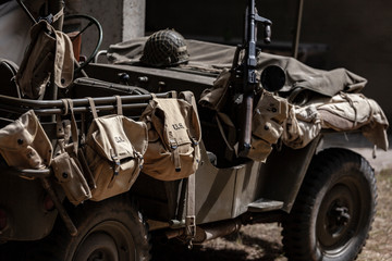 jeep willis militar con casco y ametralladora 