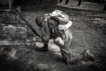 soldado rezando antes de la batalla en una representación militar
