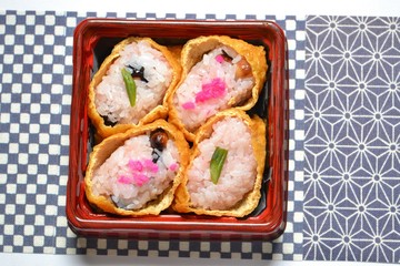 黒豆が入ったいなり寿司です。