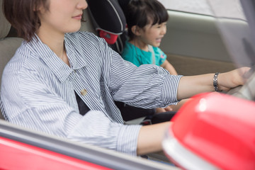 母親が安全運転で娘と会話しているドライブ誘拐犯罪都会