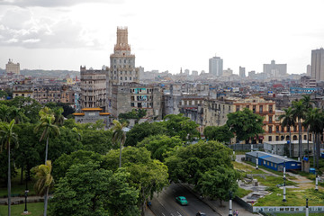Naklejka premium Havana, Cuba - July 31, 2018: Aerial view of vieja Habana from Saratoga hotel rooftop
