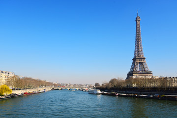Fototapeta na wymiar Eiffel tower in morning time