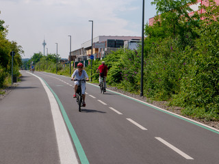 Fahrradfahrer(in) auf dem Radschnellweg RS1 bei M&uuml;lheim an der Ruhr in Nordrhein-Westfalen