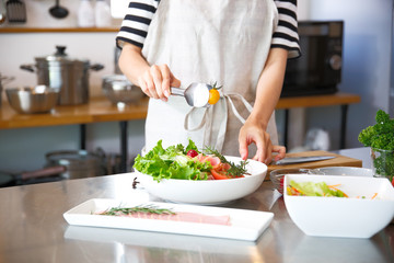 キッチンで料理をする主婦