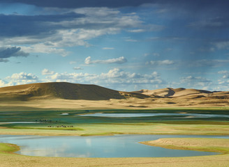 Fototapeta na wymiar sand dunes of lake Durgen Nuur