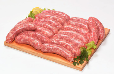 Salsiccia a nodi su tagliere di legno