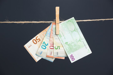 Billetes de Euro colgadois de una cuerda y cogidos por pinzas de madera de extender la ropa