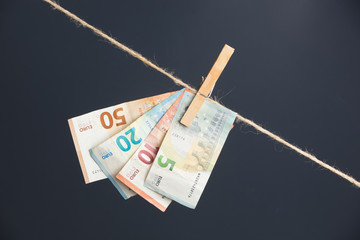 Billetes de Euro, colgados de un cordel y unidos por unas pinzas de exstender la ropa. Dinero de...