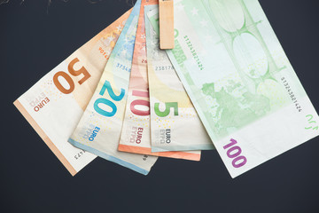 Billetes de Euro, colgados de un cordel y unidos por unas pinzas de exstender la ropa. Dinero de...