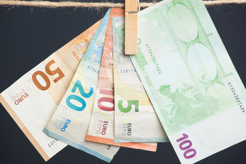 Billetes de Euro colgadois de una cuerda y cogidos por pinzas de madera de extender la ropa
