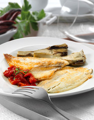 Lenguado con verduras, pimientos y alcachofas. Sole with vegetables, peppers and artichokes.