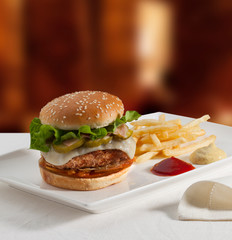 hamburguesa  con queso, jalapeños y  patatas fritas. cheeseburger, jalapeños and  Fries