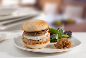 Hamburguesa  de pollo con queso Brie. Chicken burger with Brie cheese.