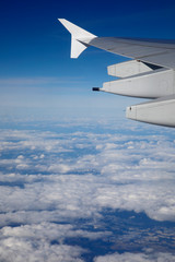 Fototapeta na wymiar Flugzeug Tragfläche über den Wolken