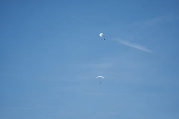 Paraglider am Himmel