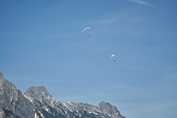 Fototapeta na wymiar Paraglider vor Bergen