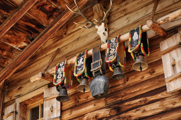 Berghütte mit Geweih und Glocken