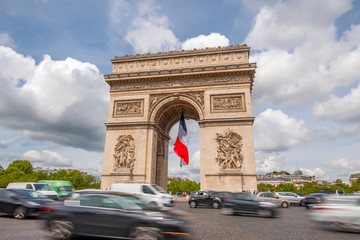Fototapeta na wymiar Day Traffic near the Arc de Triomphe