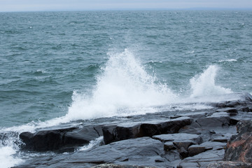 Fototapeta premium Waves of Lake Superior crashing on rocky shore