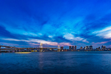 海辺の東京の夕景