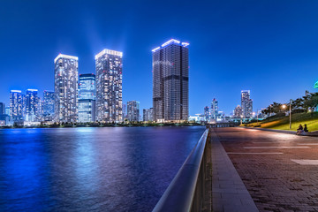 Naklejka premium ライトが綺麗な夜の東京の街