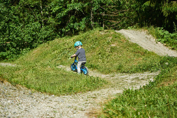 Obraz premium Mit dem Laufrad auf dem Pumptrack