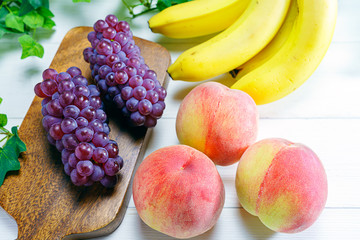 桃と葡萄とバナナ