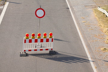 Straßensperre, Verkehrsschild  Absperrschranke,