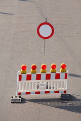 Straßensperre, Verkehrsschild  Absperrschranke,
