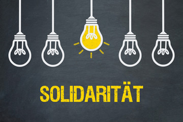 Solidarität / Tafel mit Glühbirnen