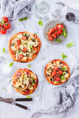 Frische pizza mit verschiedenen zutaten