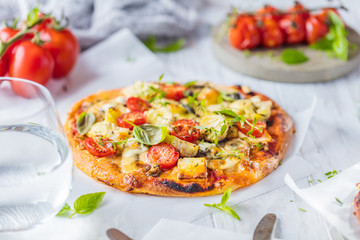 Frische pizza mit verschiedenen zutaten