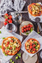 Frische pizza mit verschiedenen zutaten