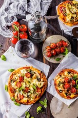Frische pizza mit verschiedenen zutaten