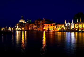 Obraz na płótnie Canvas View of Grand Canal and Basilica della Salute at night