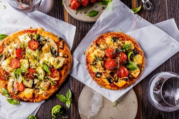 Frische selbstgemachte pizza mit verschiedenen zutaten